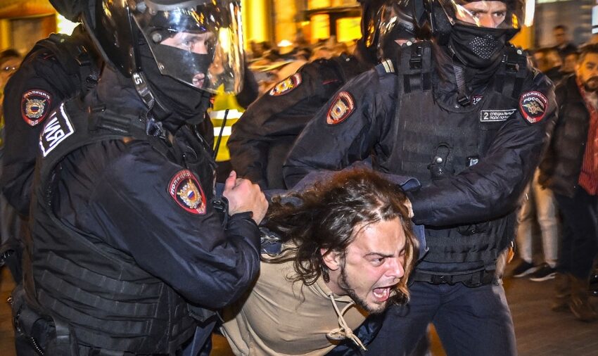  Denunciaron cientos de detenciones en Rusia en protestas por movilización de reservistas a Ucrania